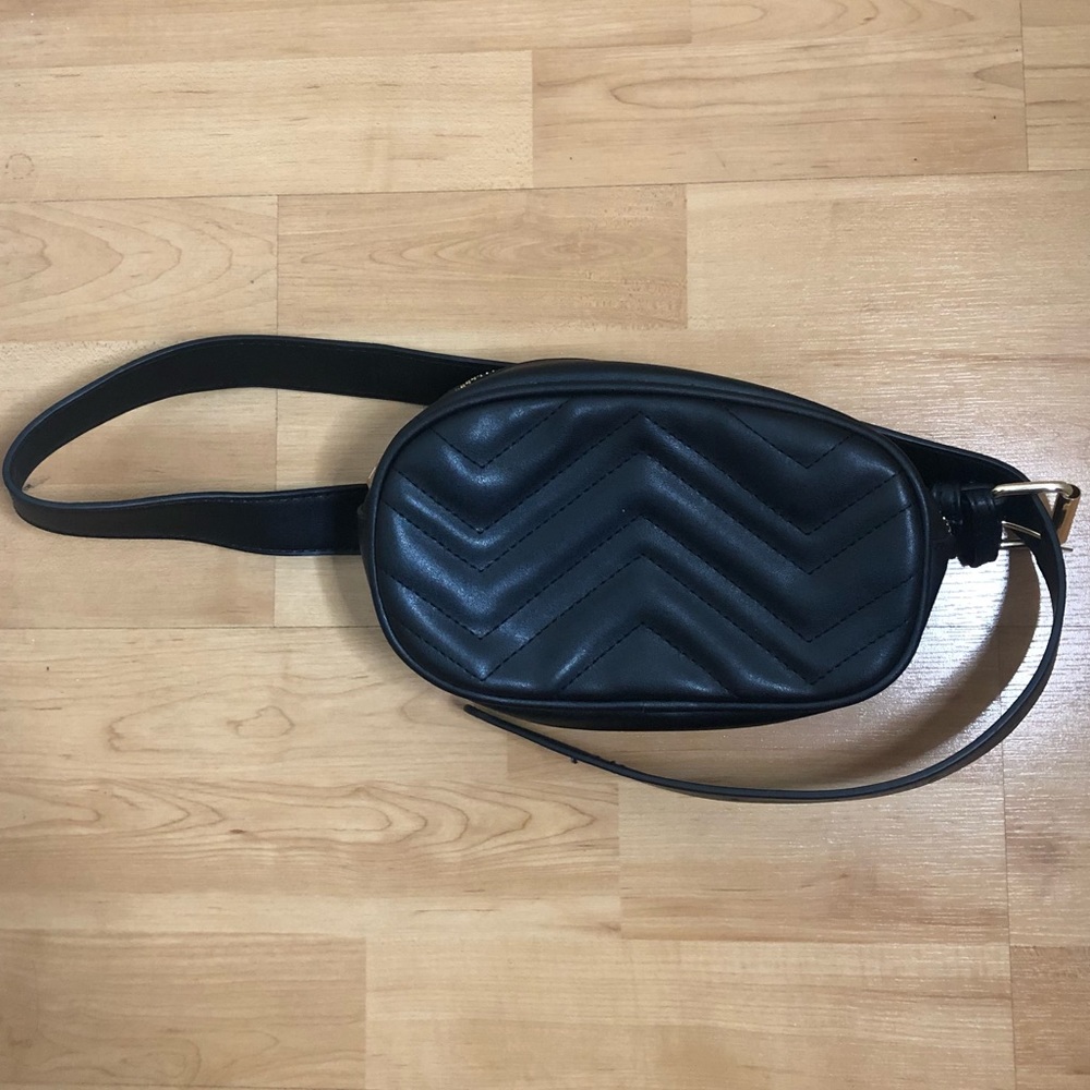 BLACK CHEVRON FAUX LEATHER FANNY PACK